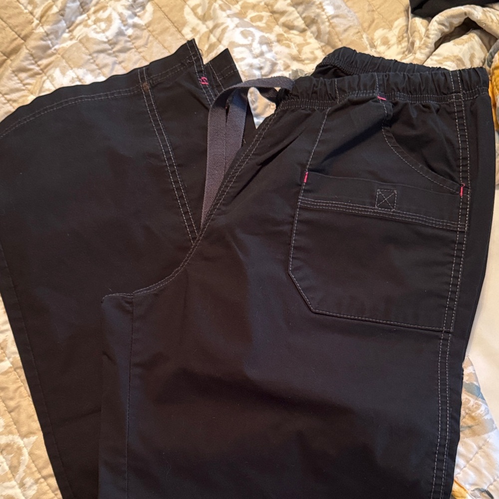 Women’s size medium Wonderwink scrubs. 3 bottoms 2 tops